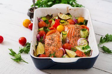 Fırında somon filetosu. 