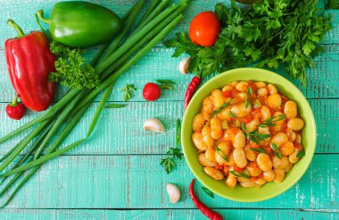 Beyaz fasulye ile sebze buğulama