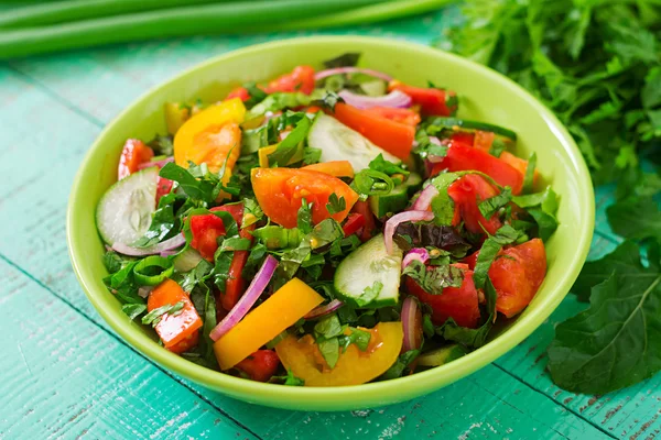 Свіжий салат у зеленій мисці — стокове фото