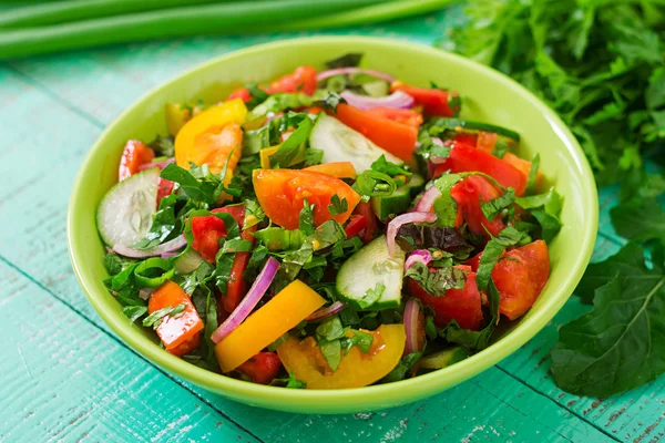 Ensalada fresca en tazón verde — Foto de Stock