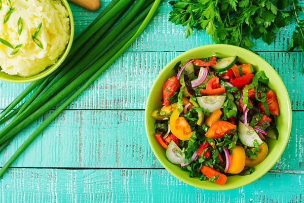 Frischer Salat und eine Schüssel Kartoffelpüree — Stockfoto