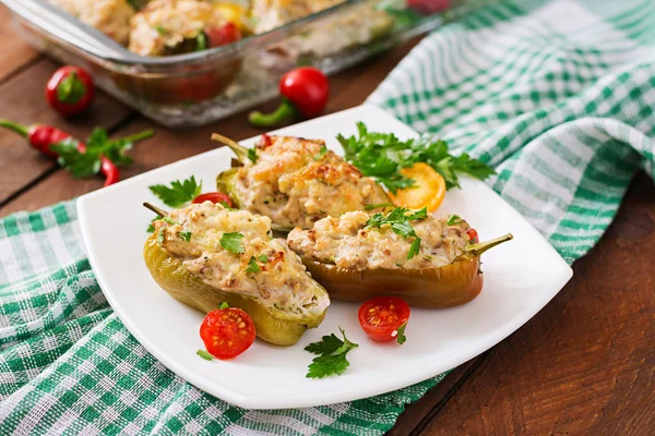 Stuffed peppers with minced chicken — Stockfoto