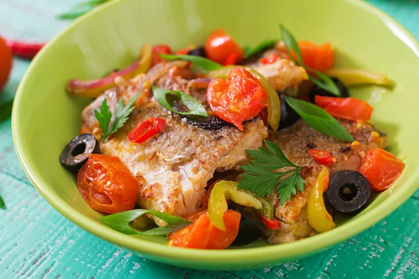 Fried hake fillet with tomato and olives — Stockfoto