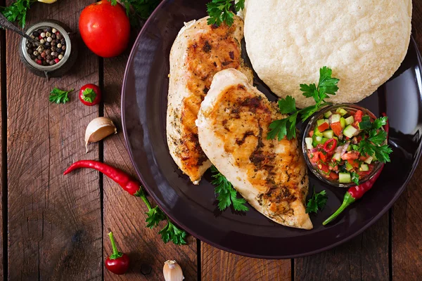 Grilled chicken breast and pita — Stockfoto