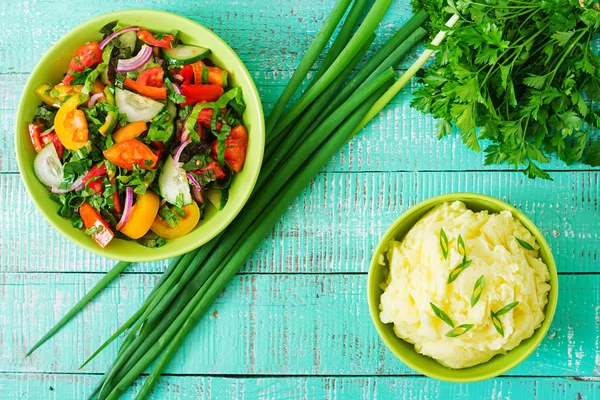 Fersk salat og bolle med potetmos – stockfoto