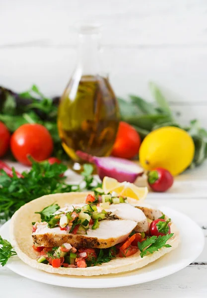 Mexikanische Tacos mit Huhn — Stockfoto