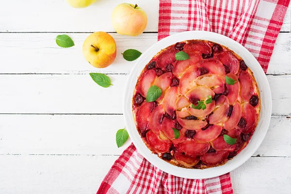 Торт з яблуками і вишнями — стокове фото