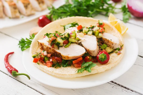 Mexikanska tacos med kyckling — Stockfoto