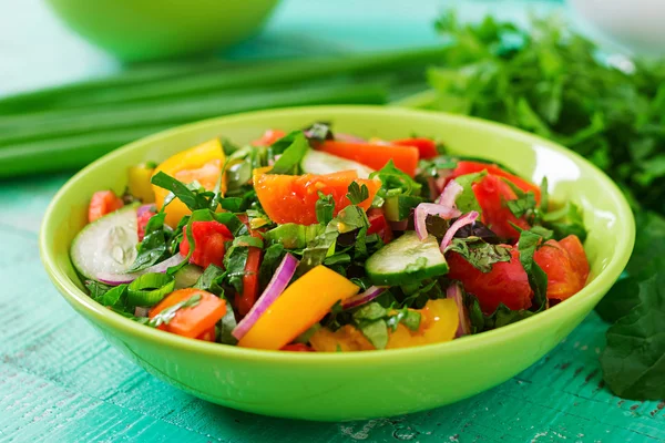Frischer Salat in grüner Schüssel — Stockfoto