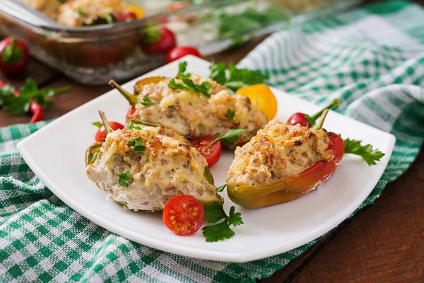 Stuffed peppers with minced chicken — Stockfoto