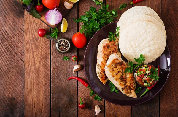 Grilled chicken breast and pita — Stock fotografie