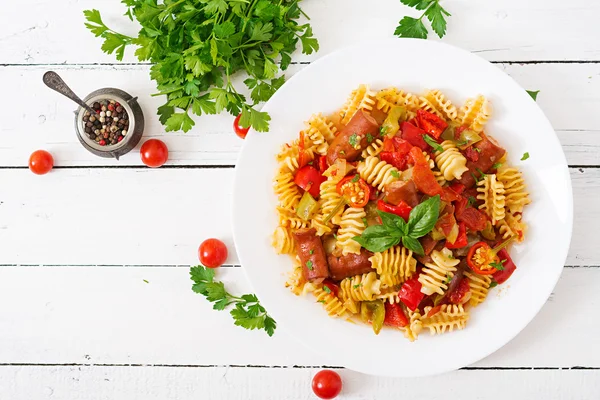 Nudeln mit Tomatensauce und Würstchen — Stockfoto