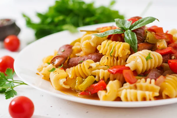Pasta with tomato sauce with sausages — Stock fotografie