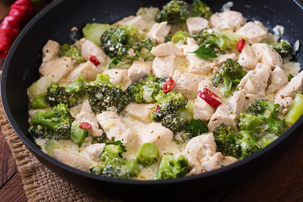 Brokoli ile hassas sote tavuk — Stok fotoğraf