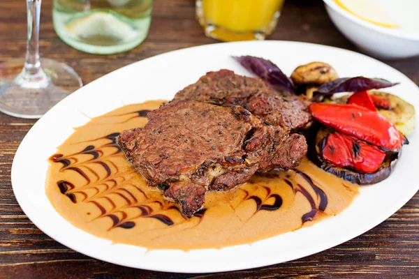 Juicy beef steak with sauce — Stock Photo, Image