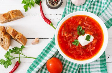 Geleneksel Ukrayna sebze pancar çorbası 
