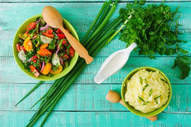 Taze salata ve patates püresi kase