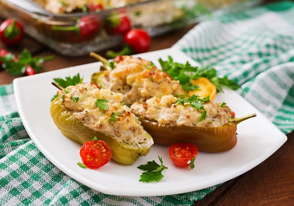 Stuffed peppers with minced chicken — Stockfoto