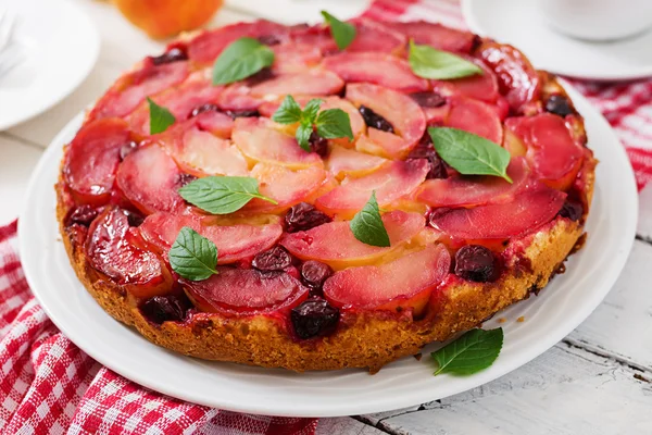 Torta con mele e ciliegie — Foto Stock