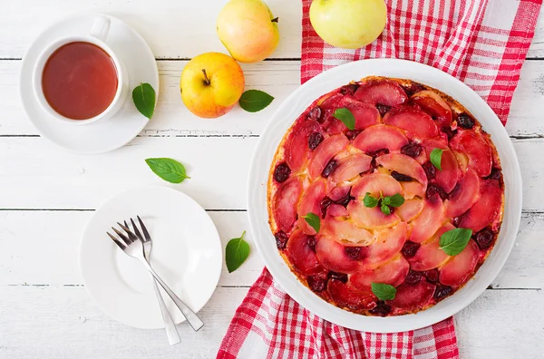 Pastel con manzanas y cerezas — Foto de Stock