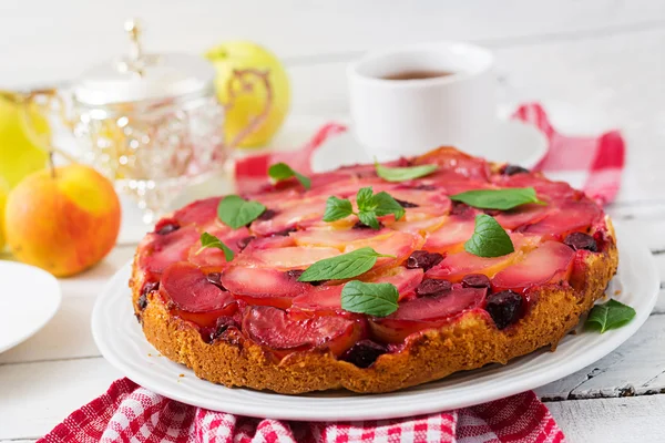 Kuchen mit Äpfeln und Kirschen — Stockfoto