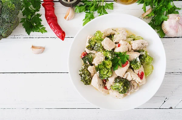 Frango refogado delicado em molho de alho — Fotografia de Stock