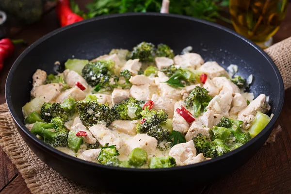 Delicate saute chicken with broccoli — Stockfoto