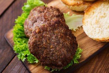 Ahşap kesme tahtası üzerinde sandviç için malzemeler