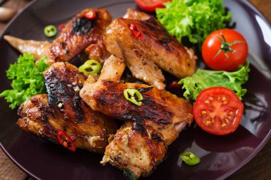 Tavuk kanadı plaka üzerinde pişmiş