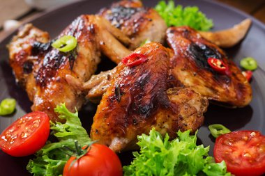 Tavuk kanadı plaka üzerinde pişmiş
