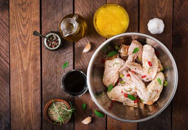 Çiğ salamura edilmiş tavuk kanadı. 