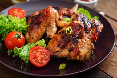 Tavuk kanadı plaka üzerinde pişmiş