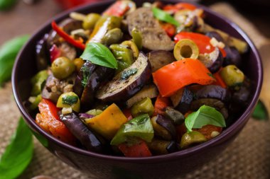 Sıcak baharatlı güveç patlıcan plaka üzerinde