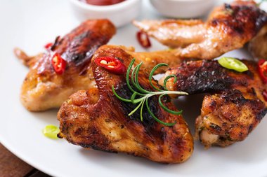 Tavuk kanadı plaka üzerinde pişmiş