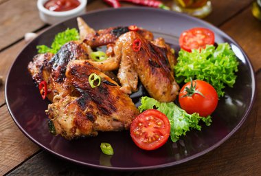Tavuk kanadı plaka üzerinde pişmiş
