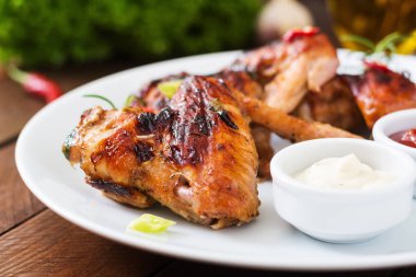 Tavuk kanadı plaka üzerinde pişmiş