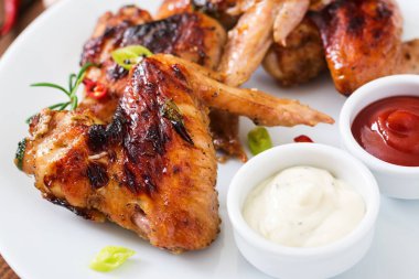 Tavuk kanadı plaka üzerinde pişmiş