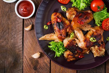 Tavuk kanadı plaka üzerinde pişmiş