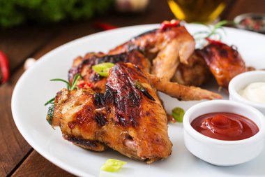 Tavuk kanadı plaka üzerinde pişmiş