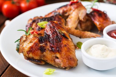 Tavuk kanadı plaka üzerinde pişmiş.