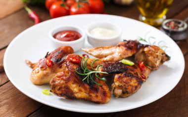 Tavuk kanadı plaka üzerinde pişmiş
