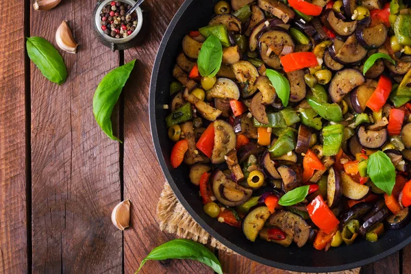 Hot spicy stew aubergines op plaat — Stockfoto