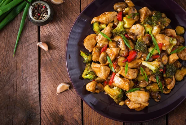 Stir fry with chicken on plate — Stock Photo, Image