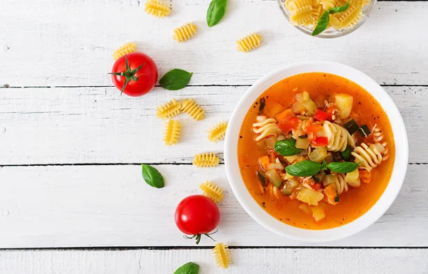 Італійський овочевий суп з макаронами — стокове фото