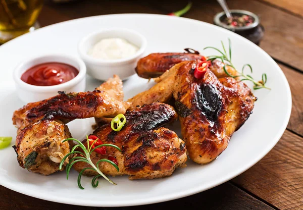 Alitas de pollo al horno en el plato —  Fotos de Stock