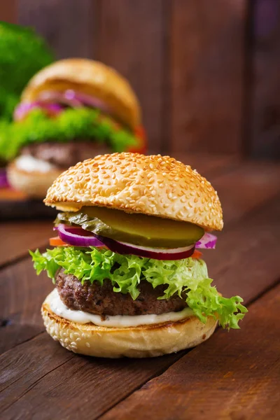 Большие вкусные гамбургеры — стоковое фото