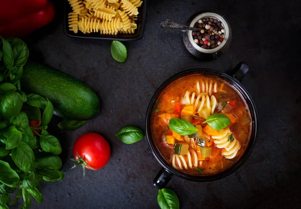 Итальянский овощной суп с пастой — стоковое фото