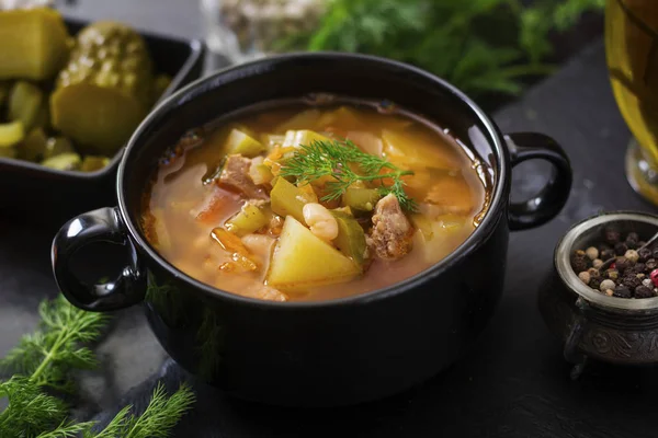 Sopa con pepinos y frijoles en escabeche — Foto de Stock