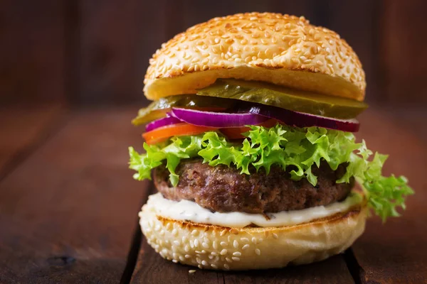 Великий смачні гамбургер — стокове фото