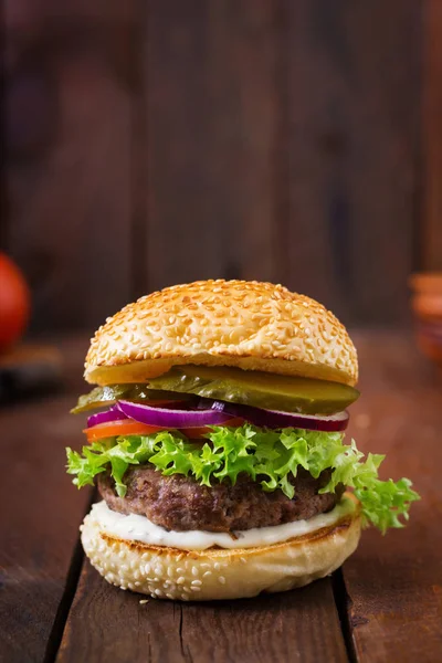 Stora läckra hamburgare — Stockfoto
